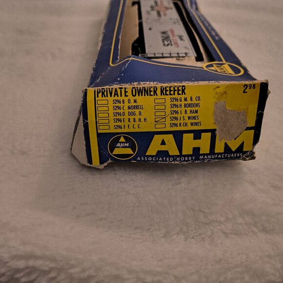 AHM HO Scale Vintage Freight Cars - Tank & Reefer with Boxes! - Picture 11 of 13